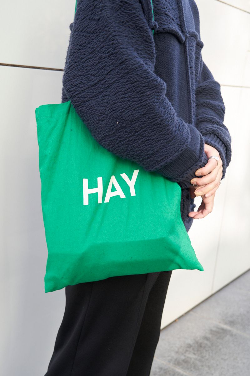 個性派ニットとグリーンのバッグは相思相愛 藤田 敦 4枚目の写真