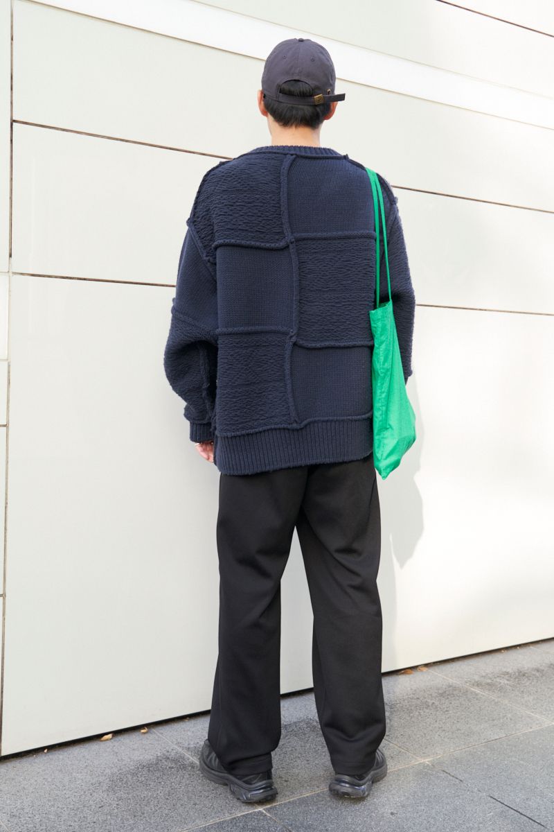 個性派ニットとグリーンのバッグは相思相愛 藤田 敦 2枚目の写真
