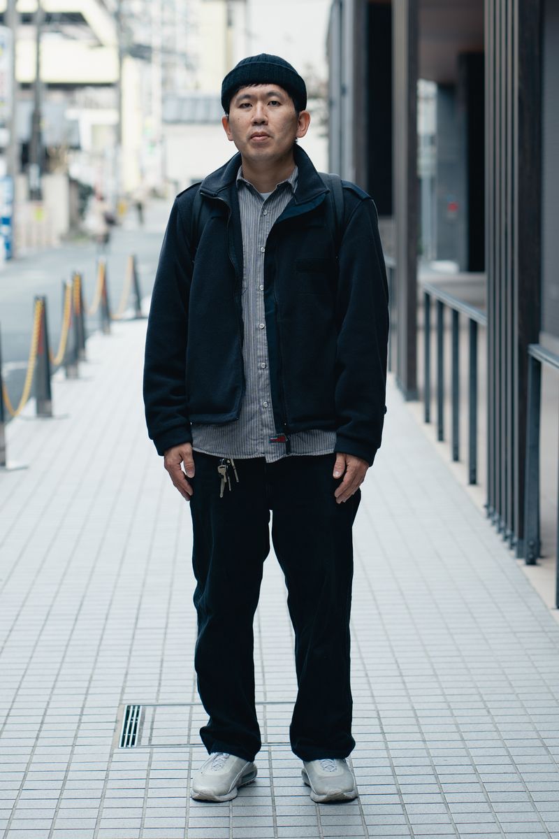 色をまとめたシンプル・ブラックコーデ 村上正和