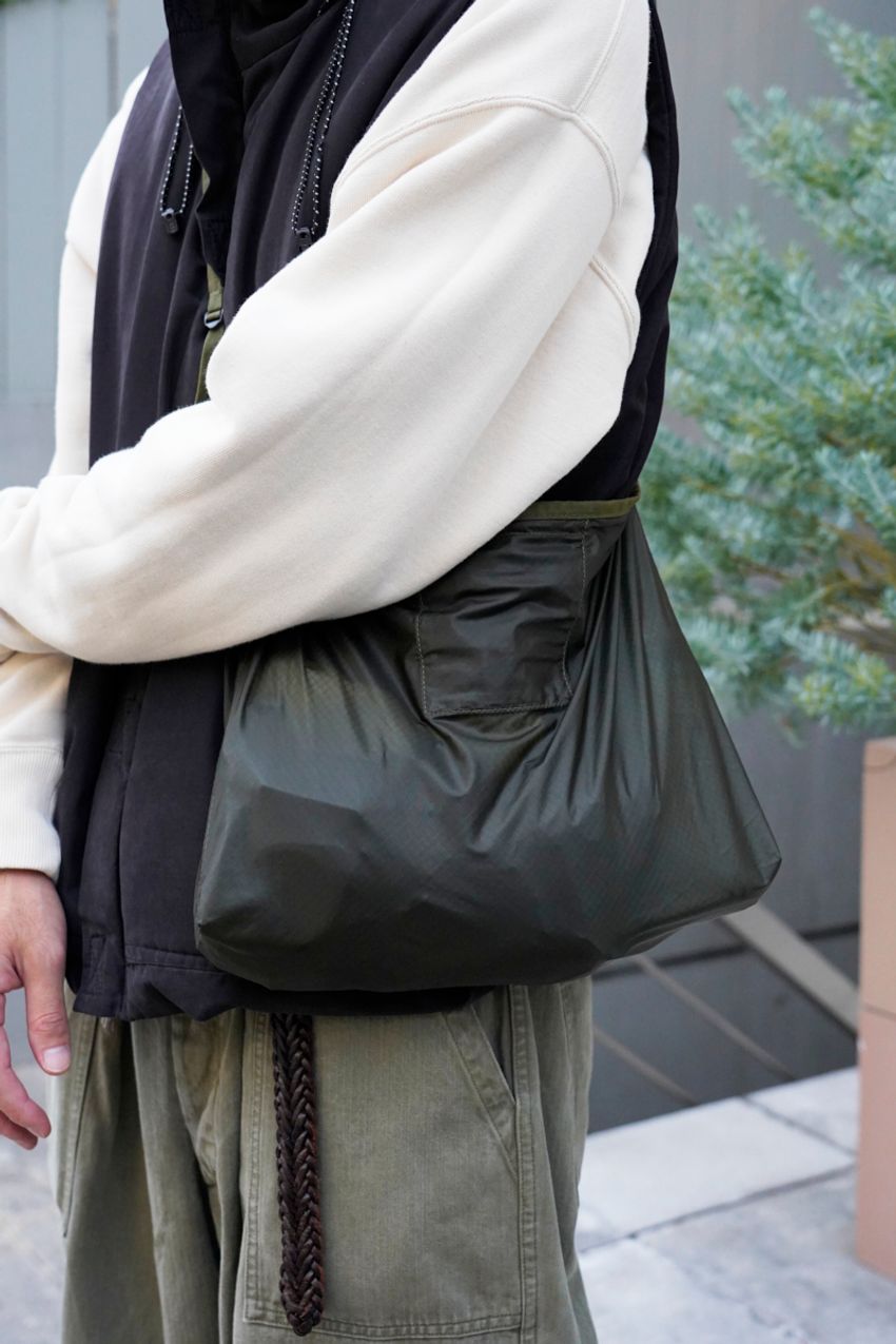 人気上昇中の「モンベル」はバッグも優秀だった！街角スナップで厳選した3コーデ - 3枚目の画像