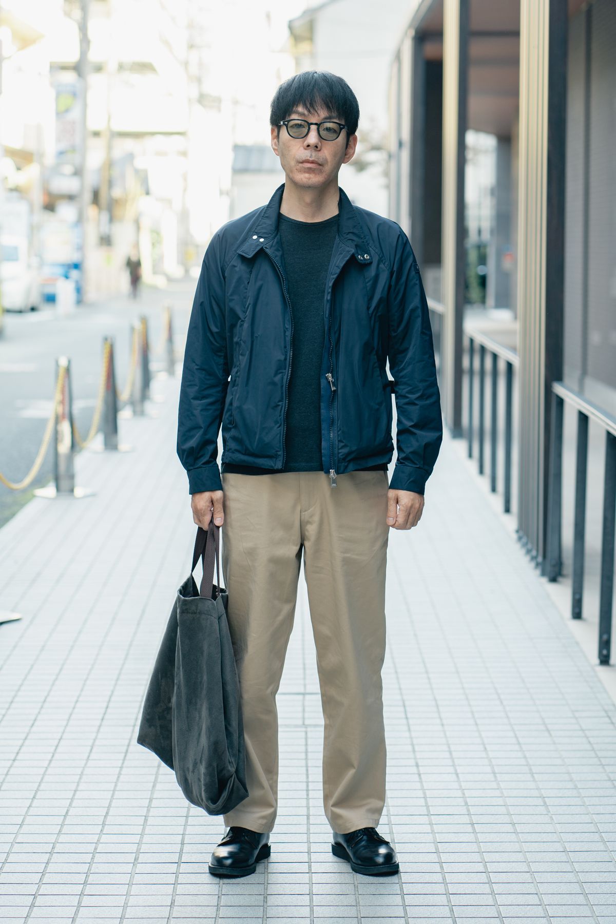 ジャケット＝タトラス　Tシャツ＝ノンネイティブ　パンツ＝ディセンダント　シューズ＝レッドウィング　眼鏡＝モスコット　バッグ＝エンジニアド ガーメンツ