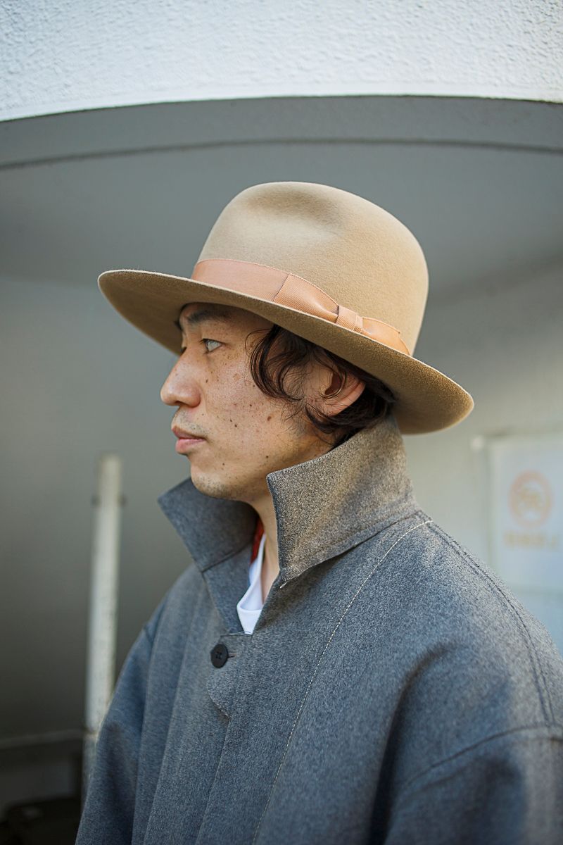 裾から覗くオレンジカーデがHOTなアクセントに 山野嵩晃 2枚目の写真