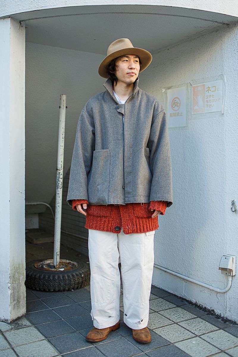 裾から覗くオレンジカーデがHOTなアクセントに 山野嵩晃