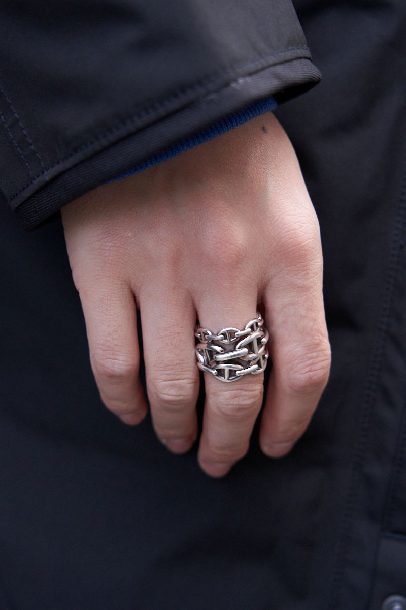 街が色めきだす青トレーナーのチラリズム 家塚哲也 4枚目の写真