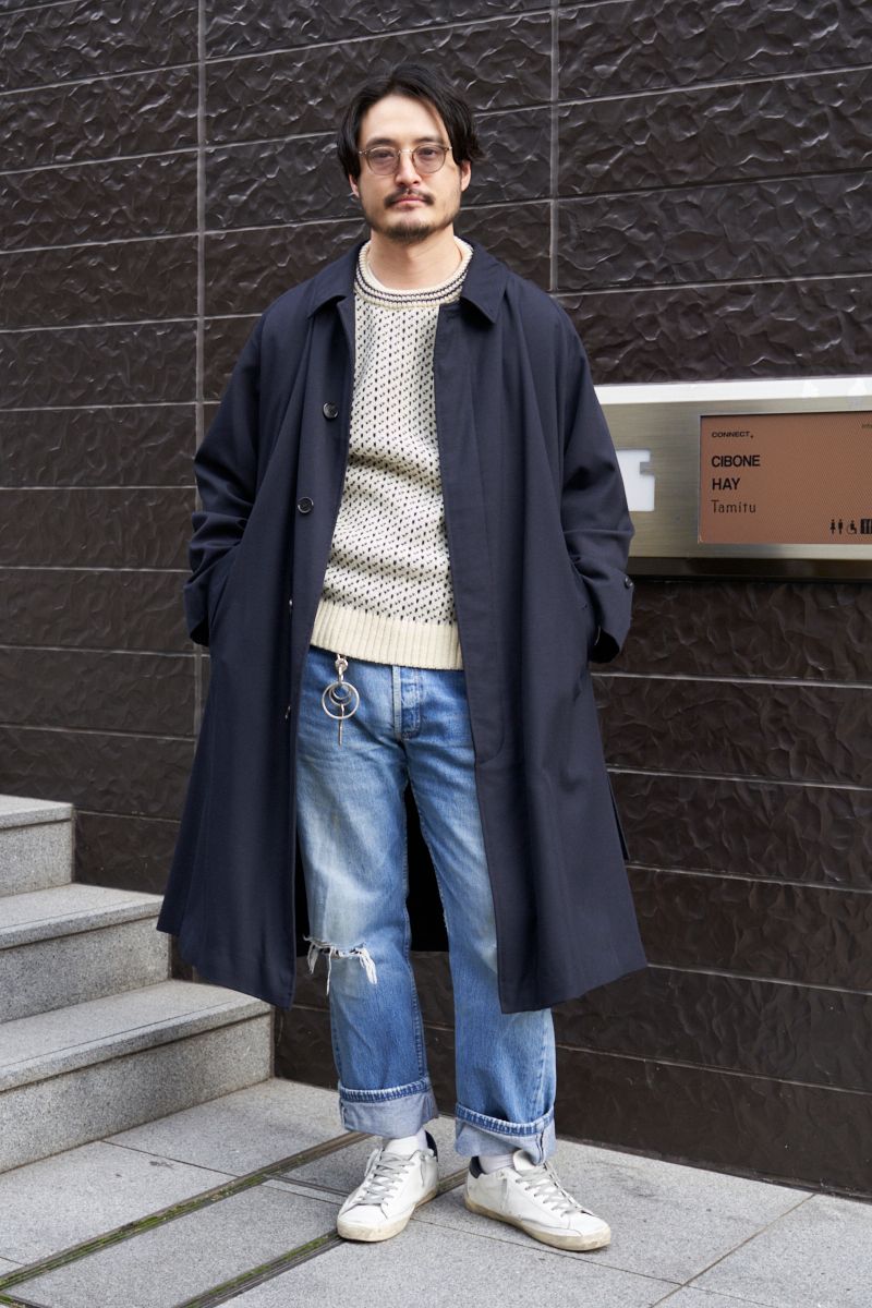 ゆるシルエットを自然にまとめた水色デニム 加藤聖人