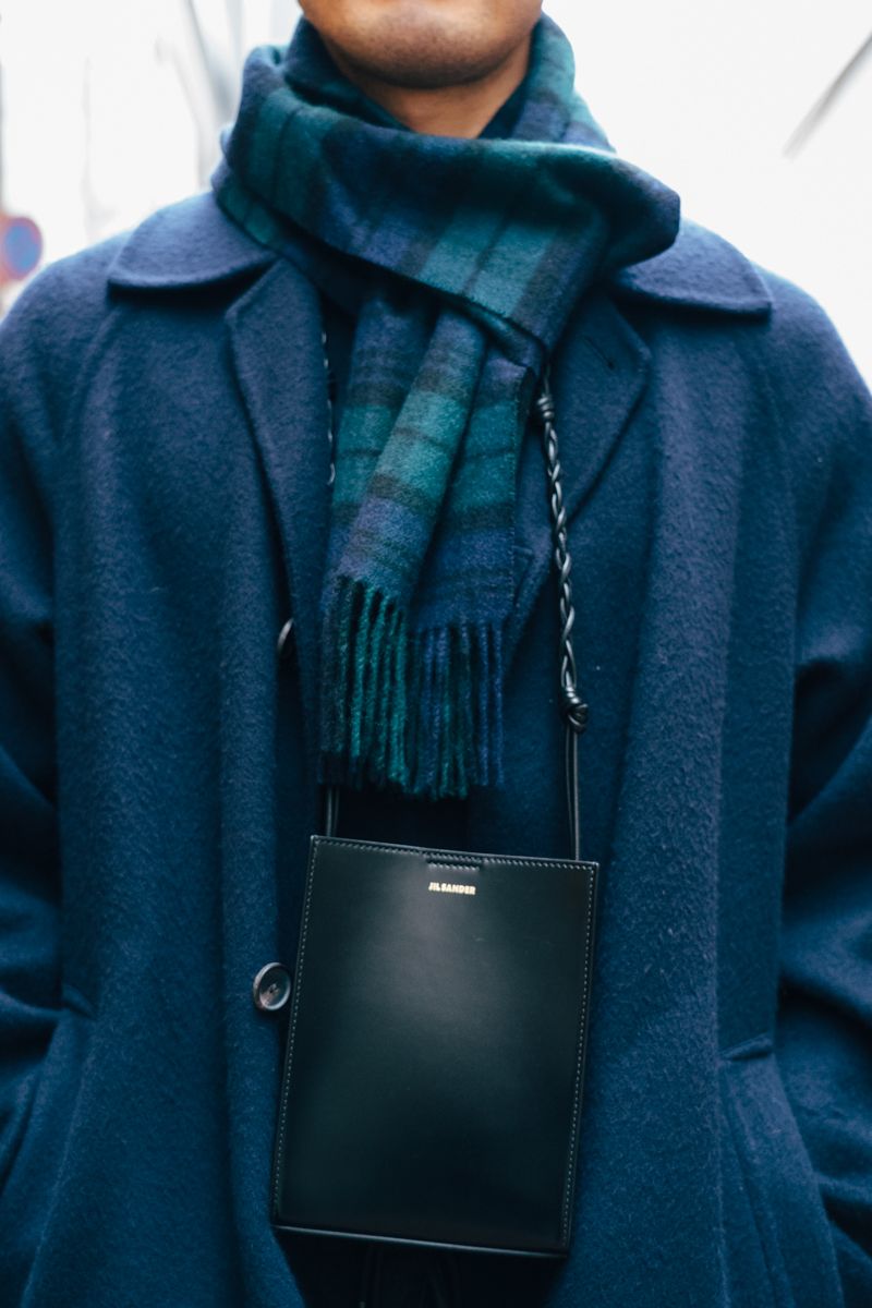 流行のミニバッグも綺麗に大人カッコよく 磯 聖 3枚目の写真