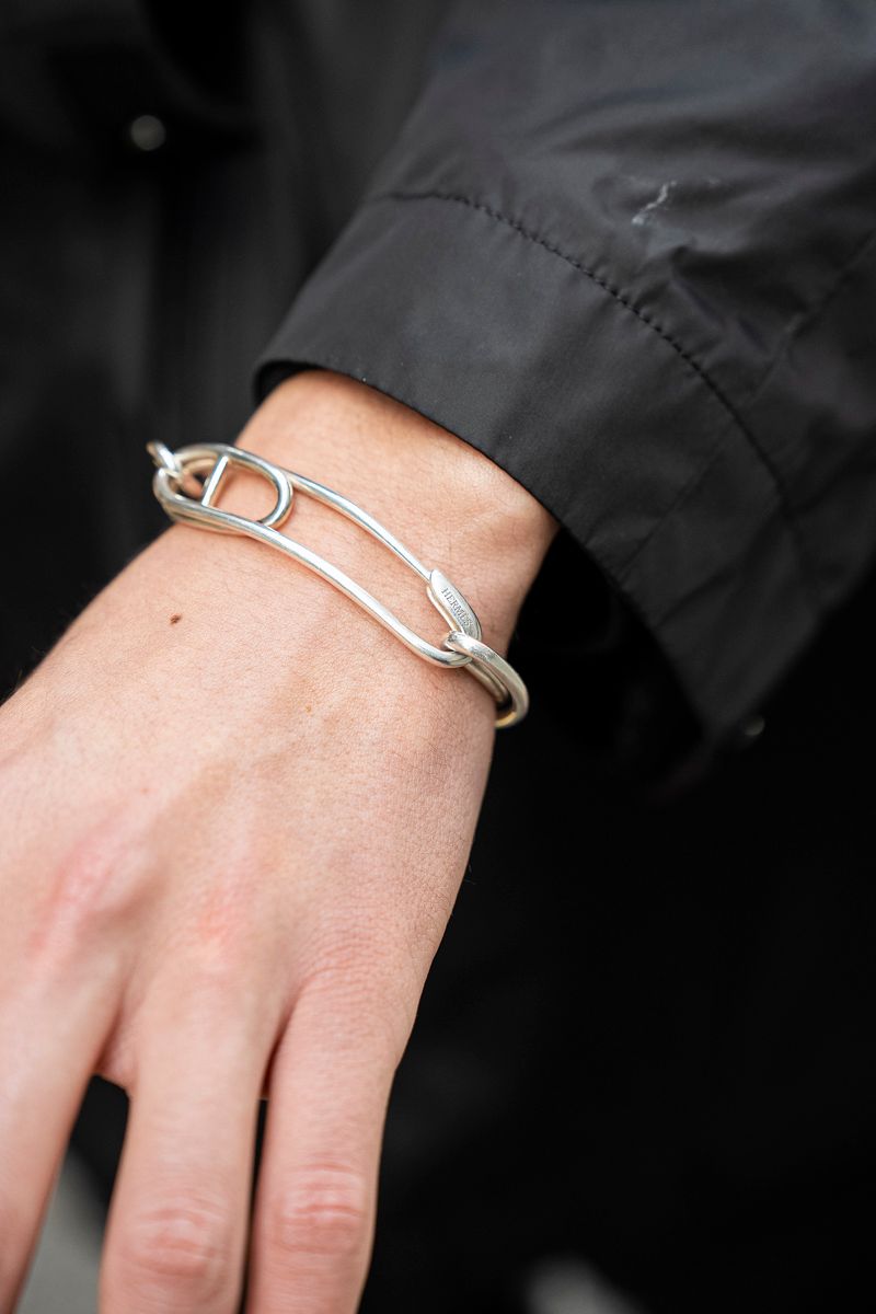 オーバーサイズソウルのスニーカーが際立つ黒コーデ 山口貴士 4枚目の写真