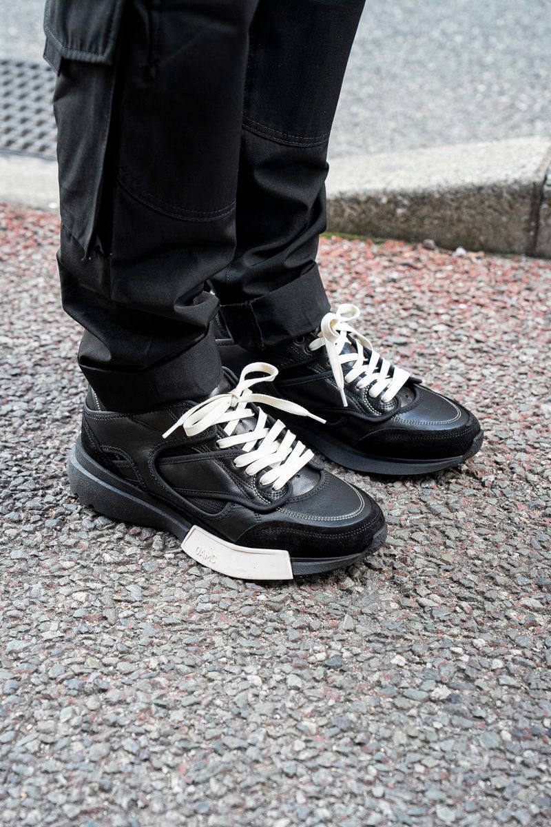 オーバーサイズソウルのスニーカーが際立つ黒コーデ 山口貴士 5枚目の写真