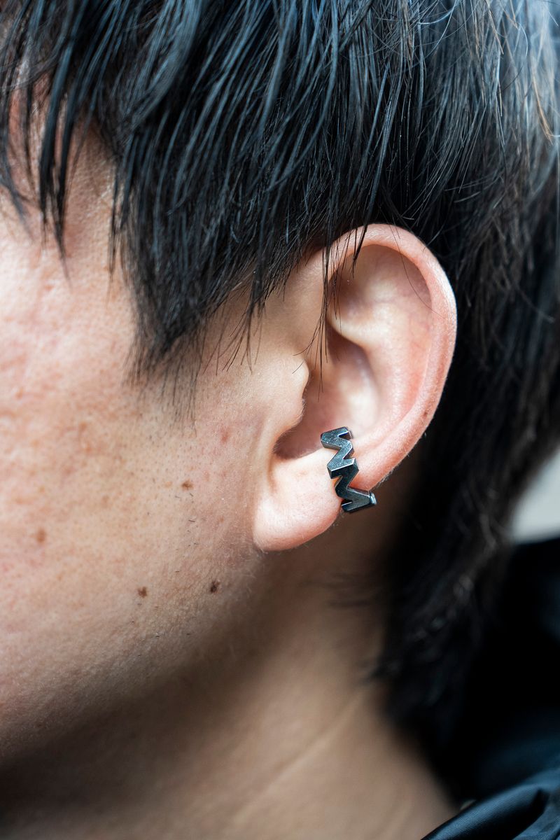 オーバーサイズソウルのスニーカーが際立つ黒コーデ 山口貴士 3枚目の写真