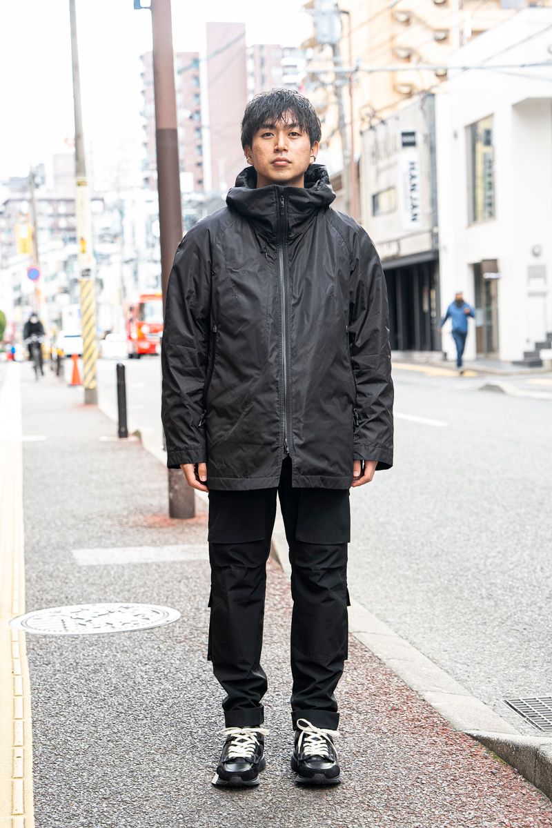 オーバーサイズソウルのスニーカーが際立つ黒コーデ 山口貴士