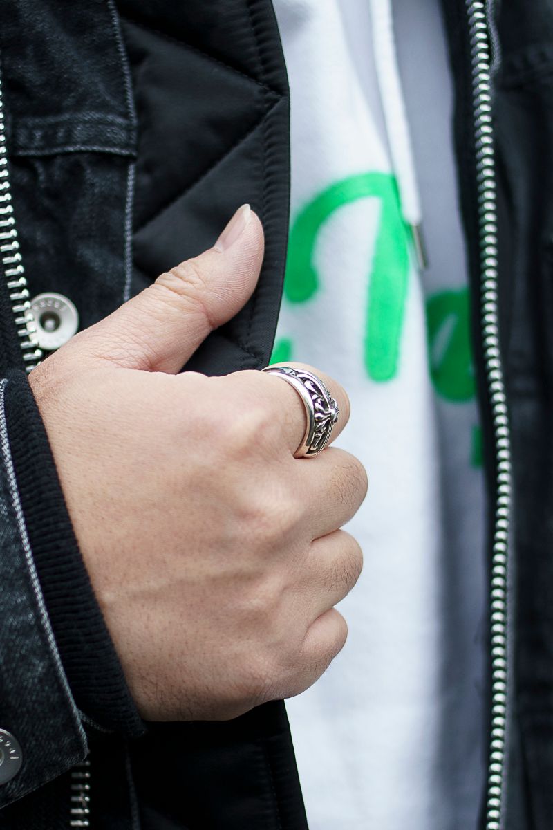 黒と白のメリハリを効かせたオセロコーデ 朝倉秀行 4枚目の写真