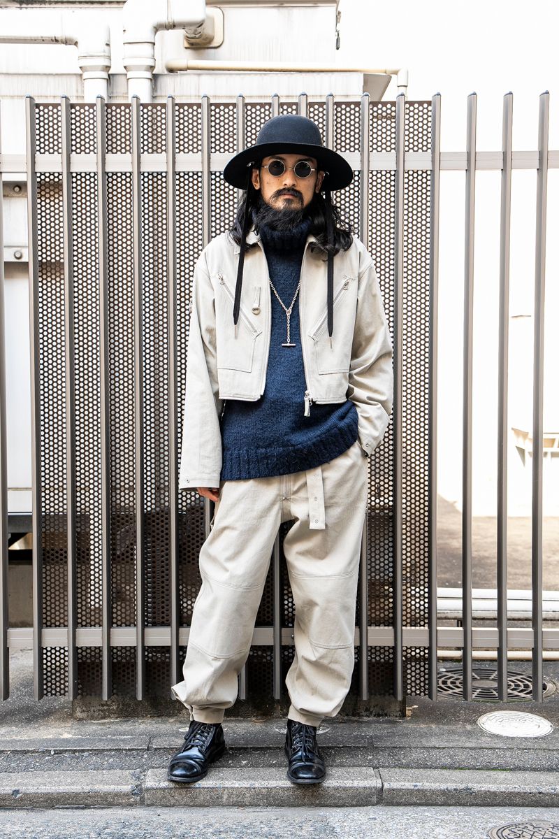 ジャンプスーツにボリュームニットが絶妙なバランス 梅村健斗