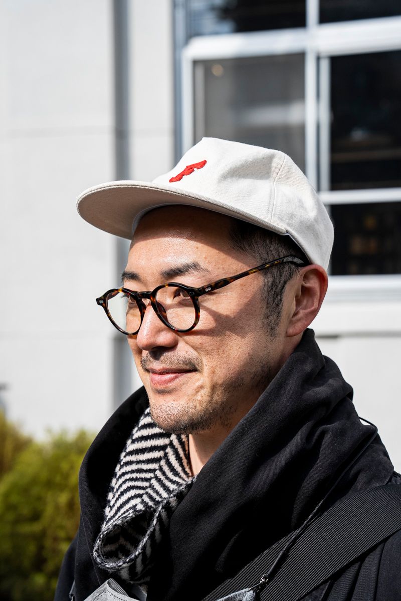 小物を巧みに使う休日パパのコーデはデニムコートが主役 山本謙太郎 2枚目の写真