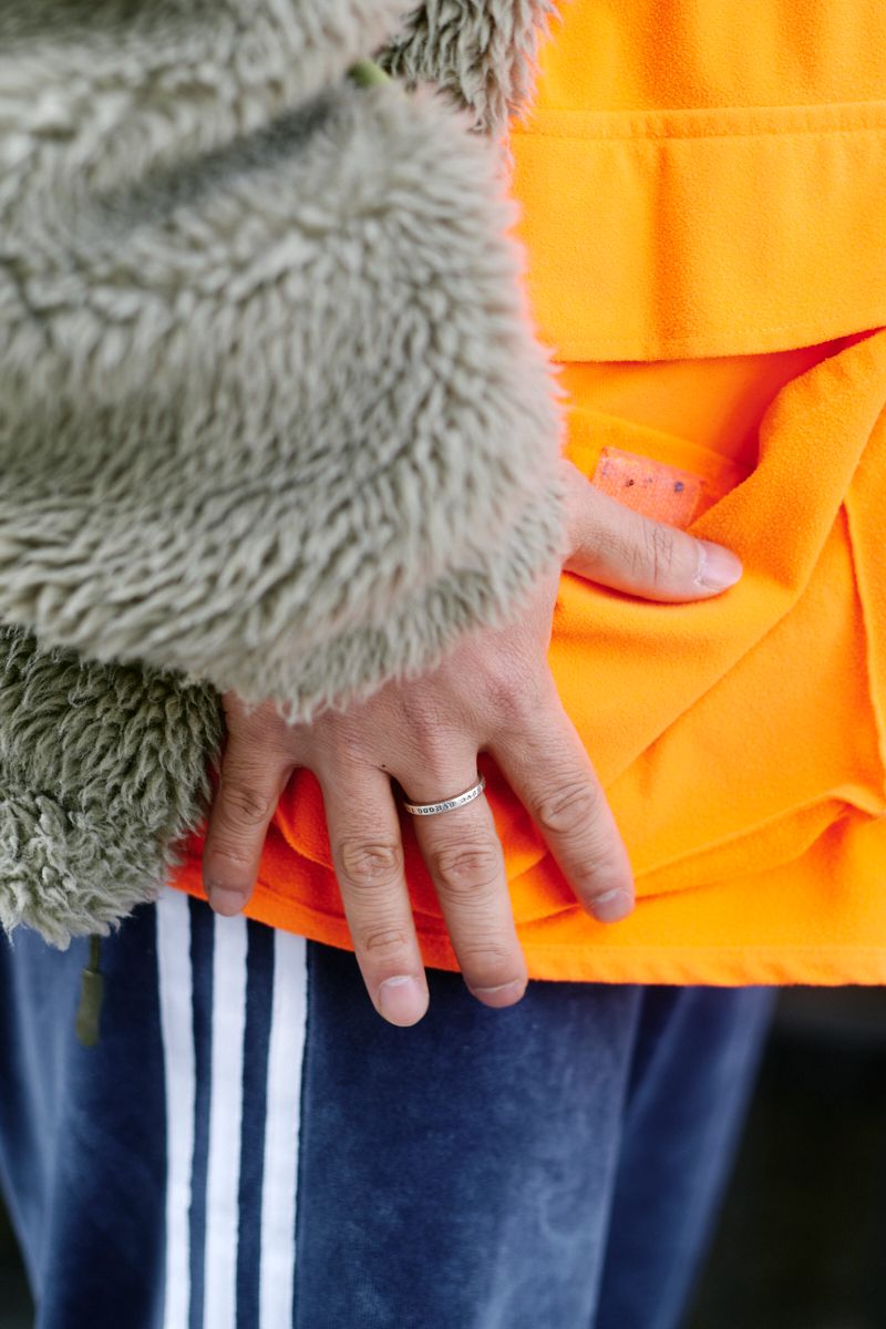 レイヤードした挿し色のオレンジが効果的 大田健人 5枚目の写真