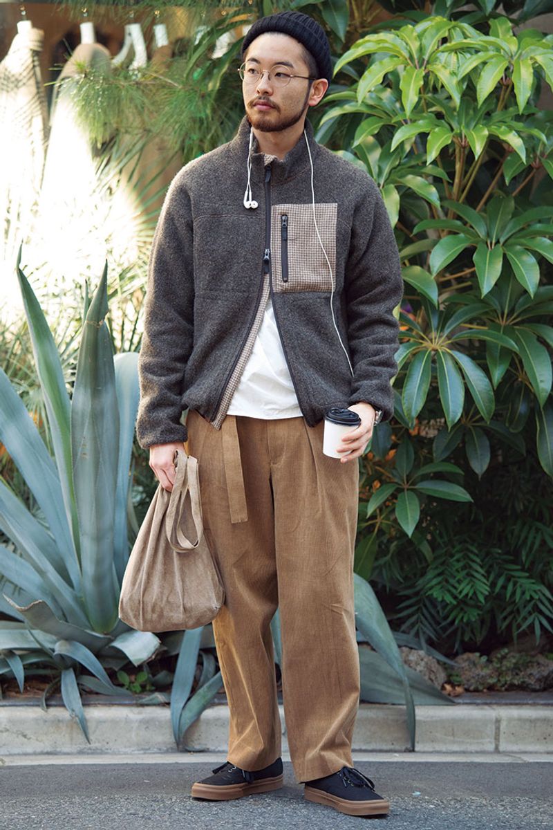 トレンドのコーデュロイでワンランク上の装いを。小物使いのチョイスも見事 小栗和也