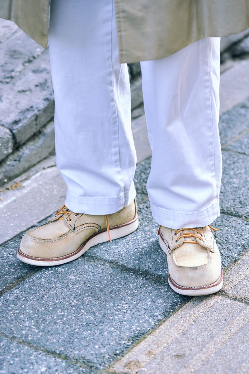 ベージュのトレンチコートがホワイトパンツと好相性 日野正幸 4枚目の写真