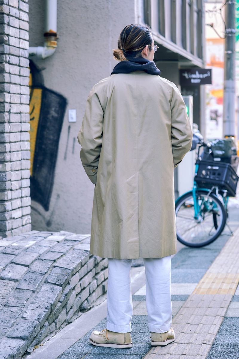 ベージュのトレンチコートがホワイトパンツと好相性 日野正幸 2枚目の写真