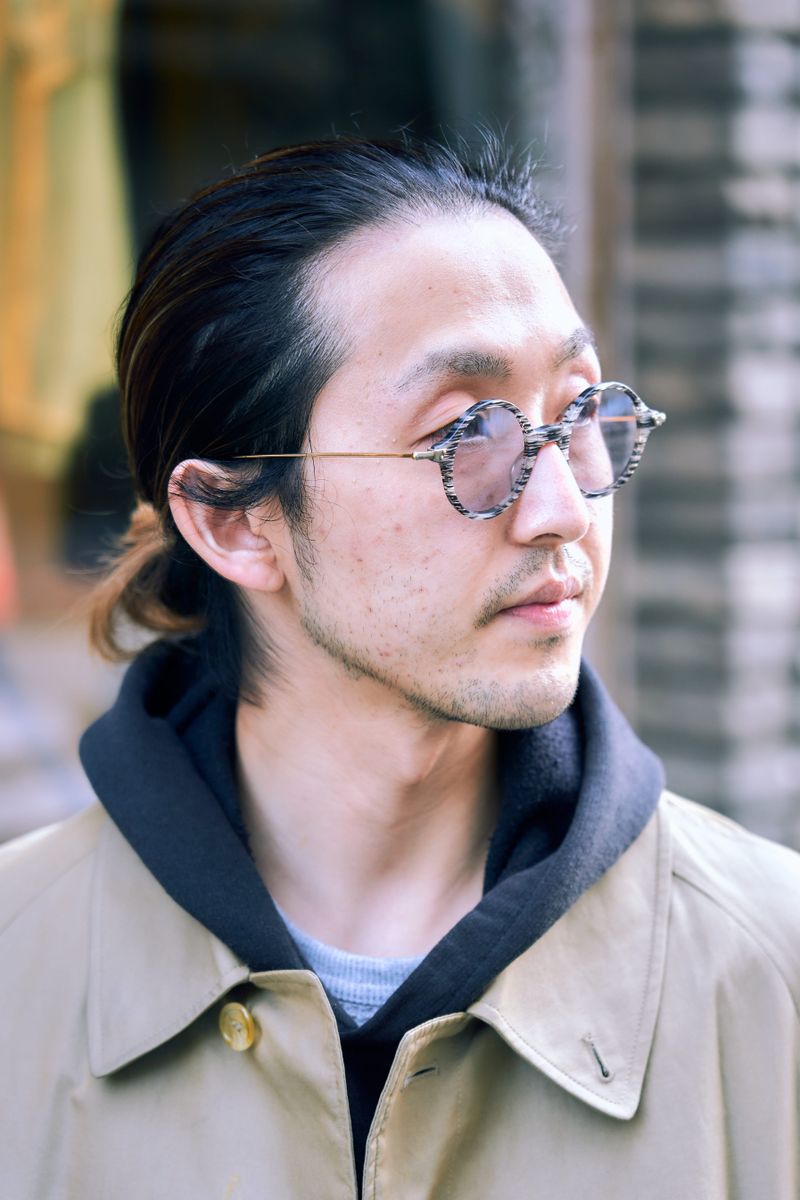 ベージュのトレンチコートがホワイトパンツと好相性 日野正幸 3枚目の写真