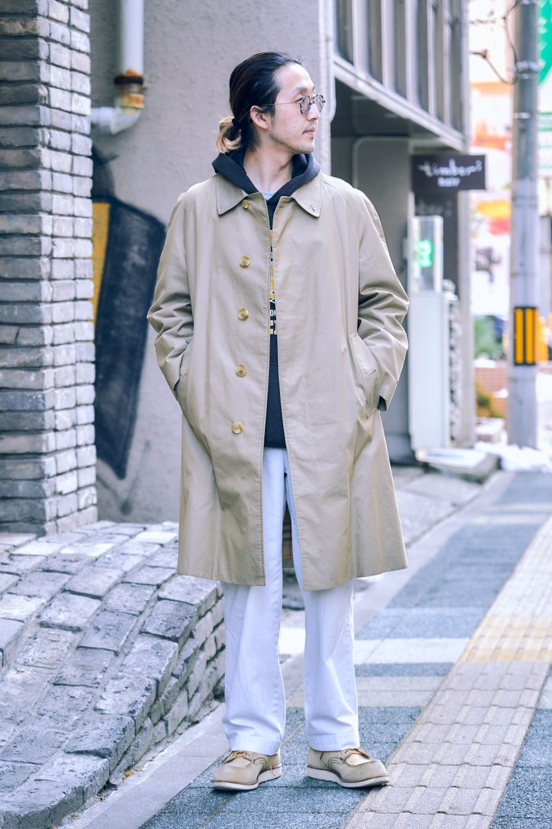 ベージュのトレンチコートがホワイトパンツと好相性 日野正幸