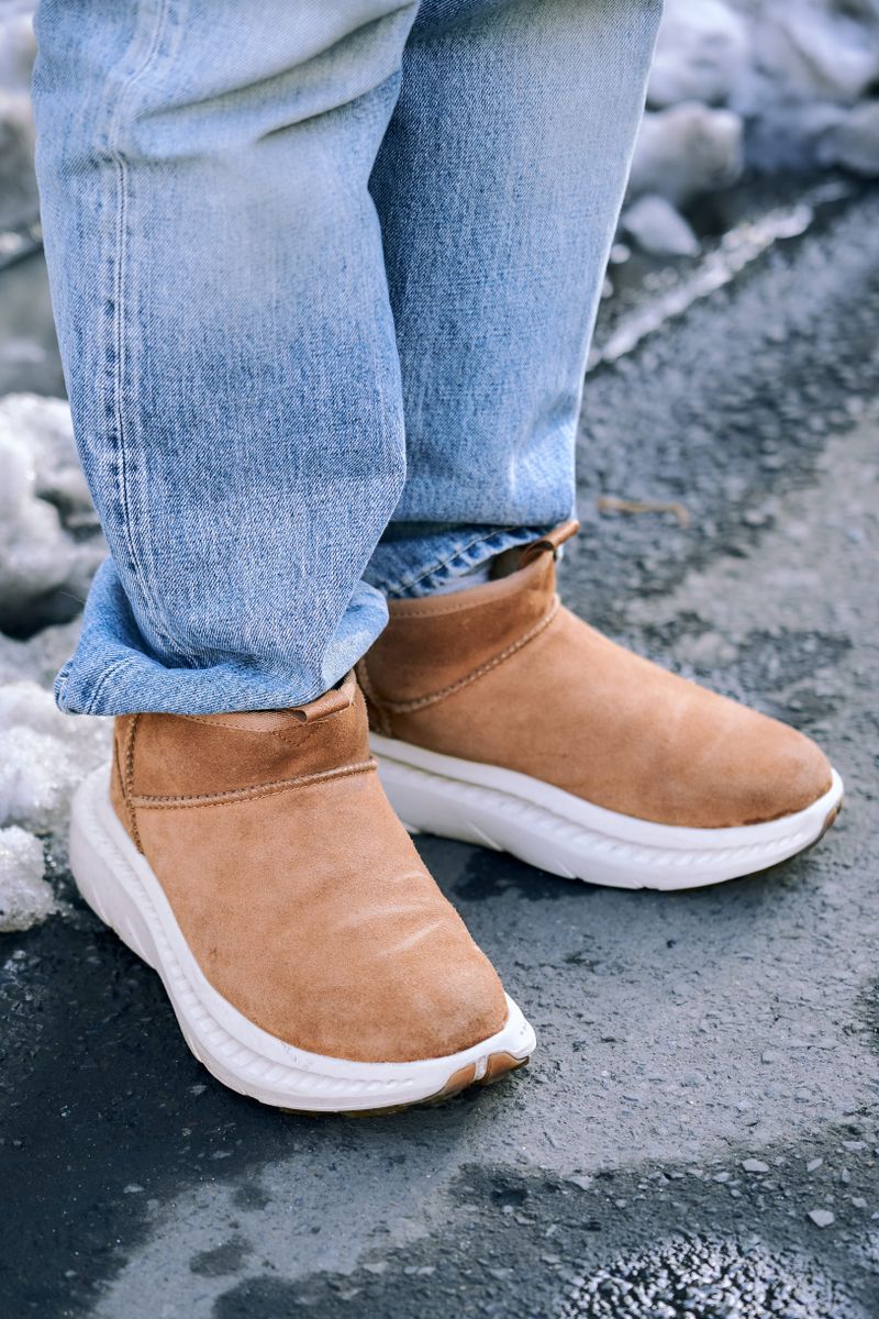 冬のアイスウォッシュデニムは黒と合わせてメリハリを 安藤由旬 4枚目の写真