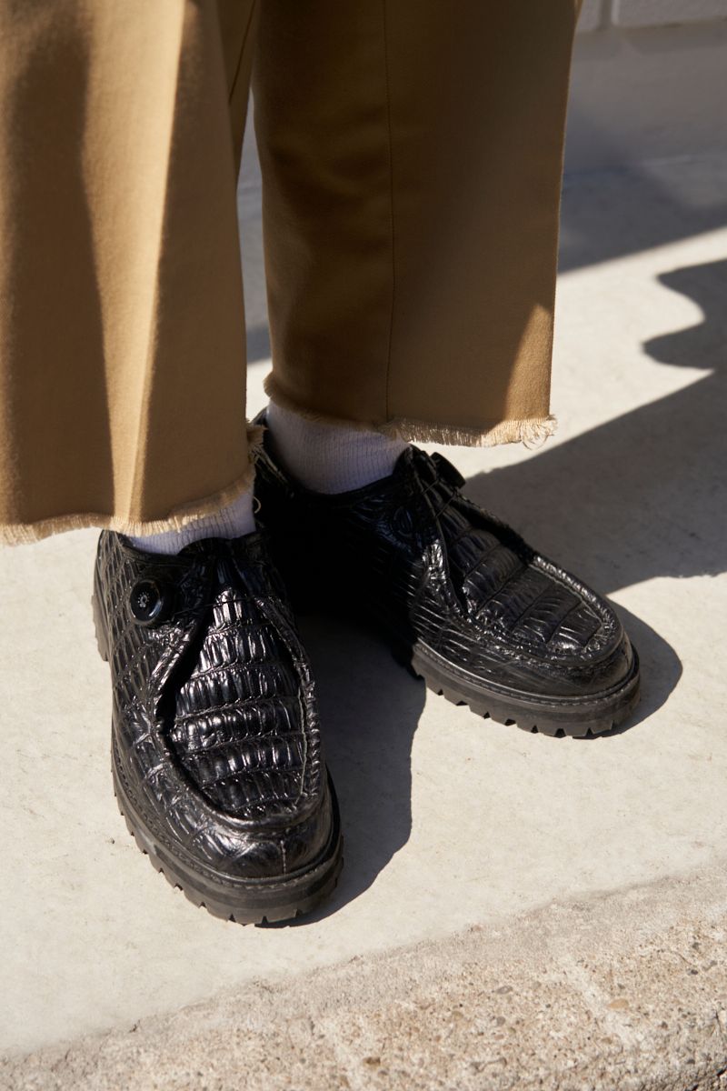 デニムベスト×ジャージのリラックスコーデを革靴で引き締め 竹房 優 5枚目の写真