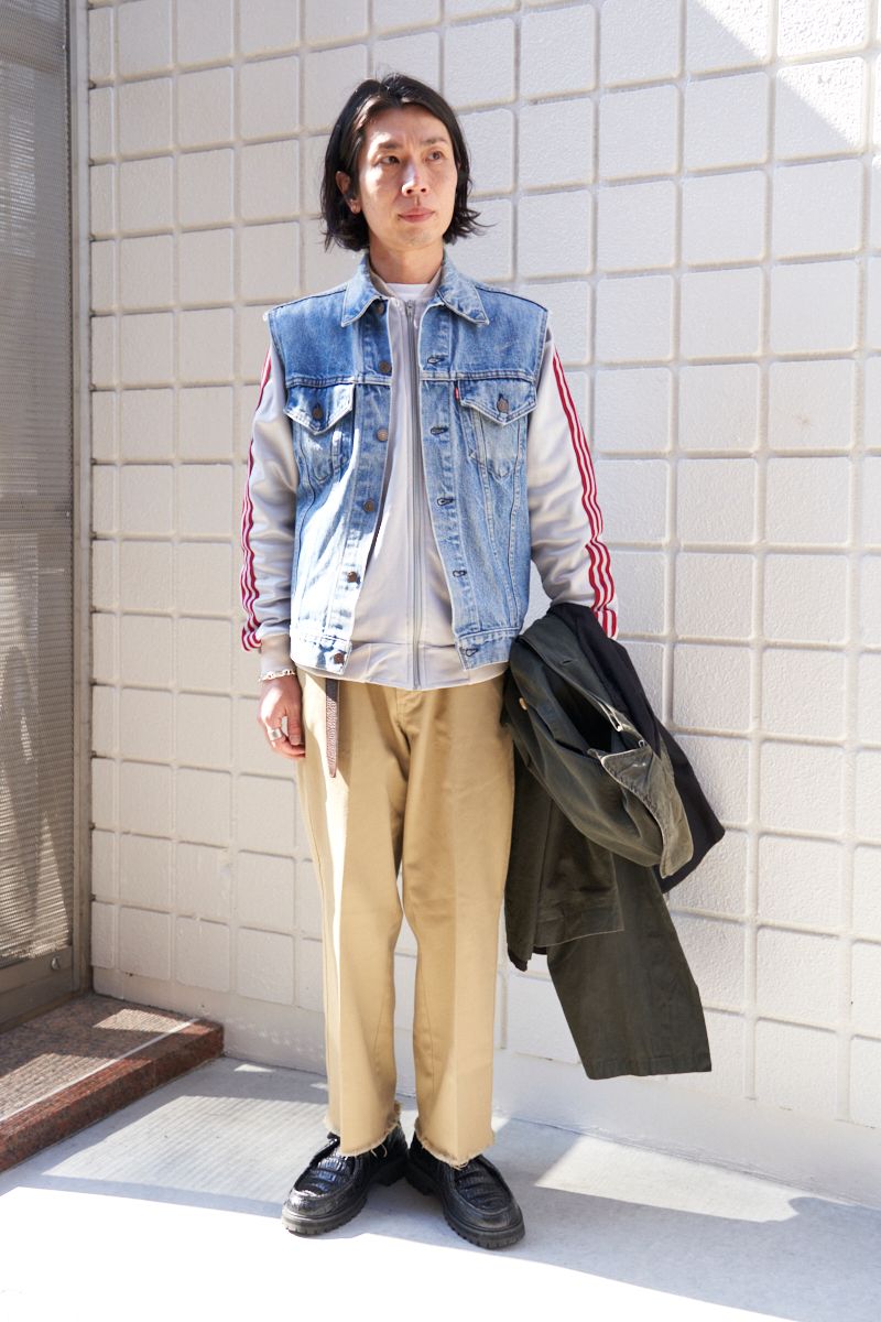 デニムベスト×ジャージのリラックスコーデを革靴で引き締め 竹房 優 3枚目の写真