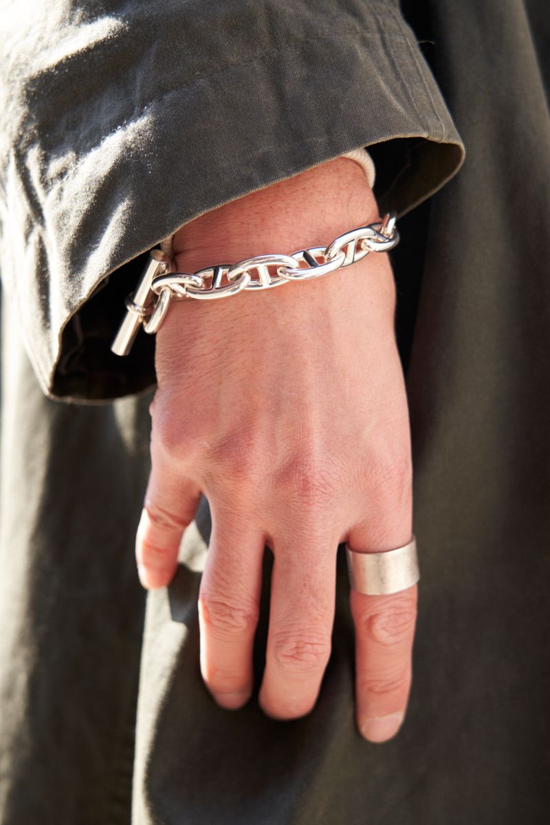 デニムベスト×ジャージのリラックスコーデを革靴で引き締め 竹房 優 4枚目の写真