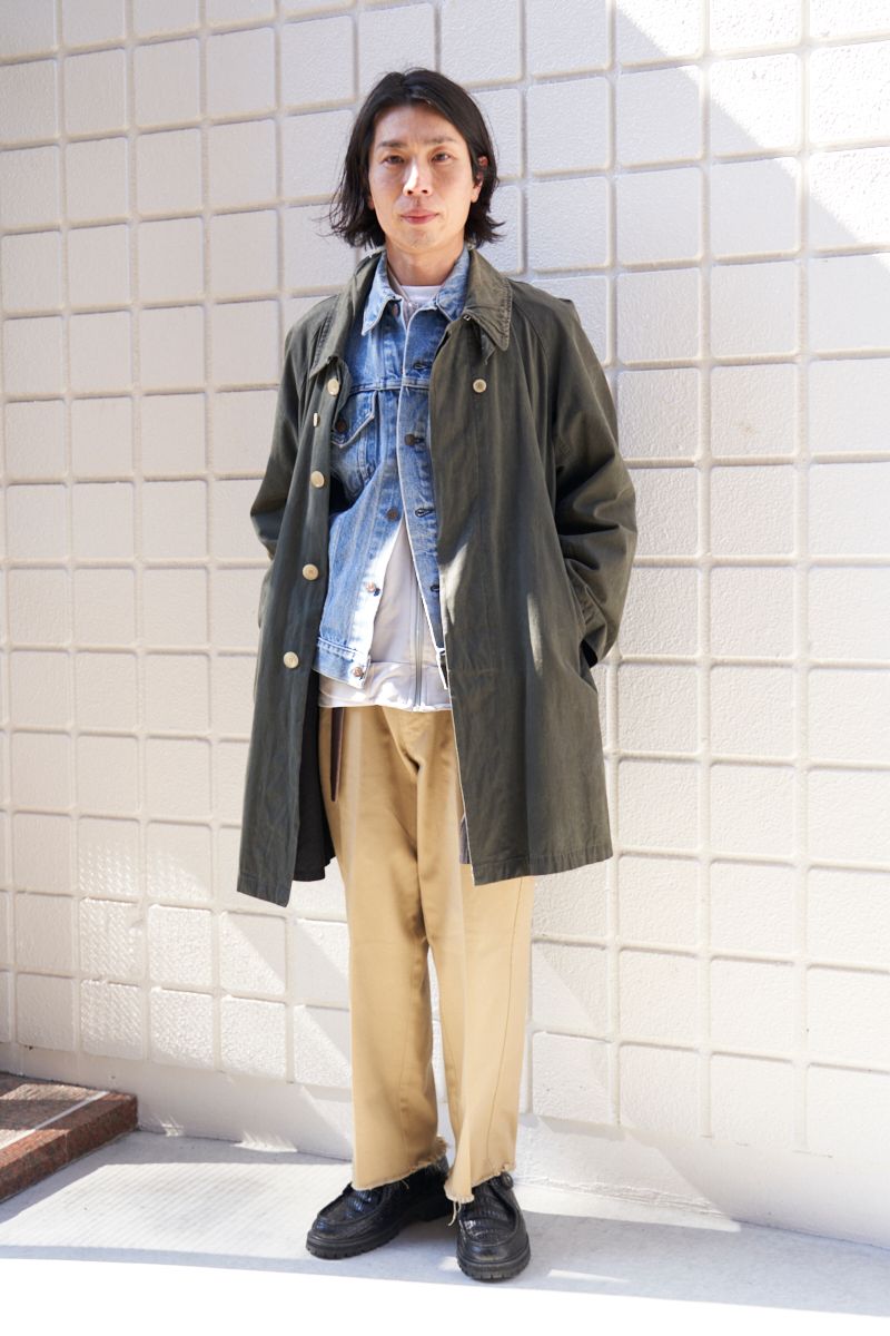 デニムベスト×ジャージのリラックスコーデを革靴で引き締め 竹房 優