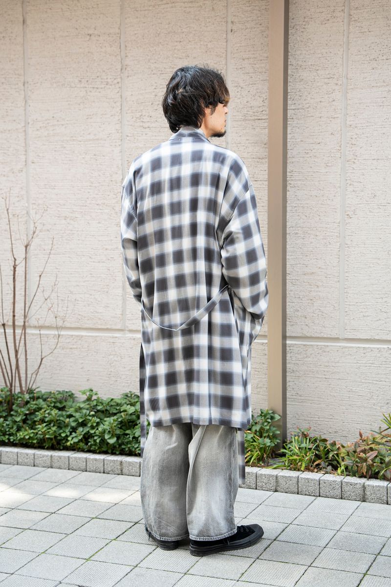 長身を活かしたガウンで春の始まりを楽しむ 野川双太良 2枚目の写真