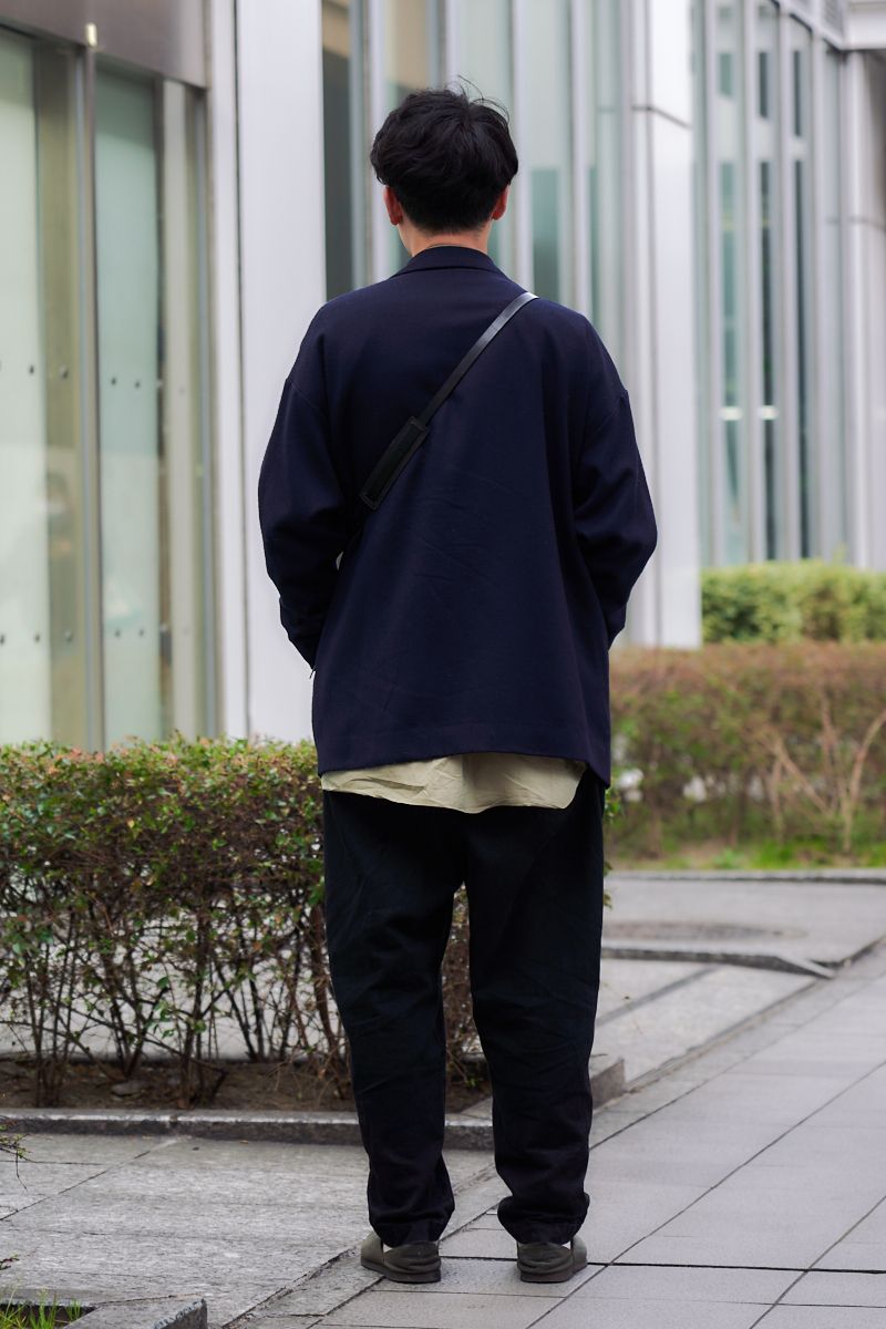 シャツと靴のアースカラーがお洒落にリンク 中原健太 2枚目の写真