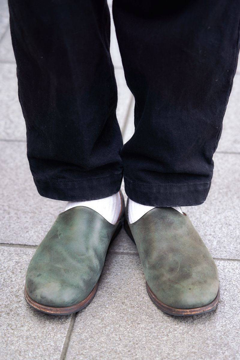 シャツと靴のアースカラーがお洒落にリンク 中原健太 5枚目の写真