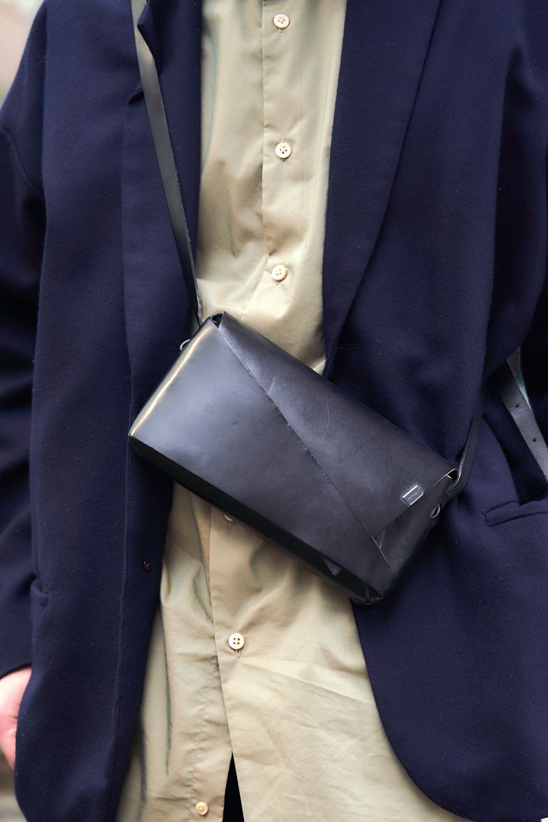 シャツと靴のアースカラーがお洒落にリンク 中原健太 4枚目の写真