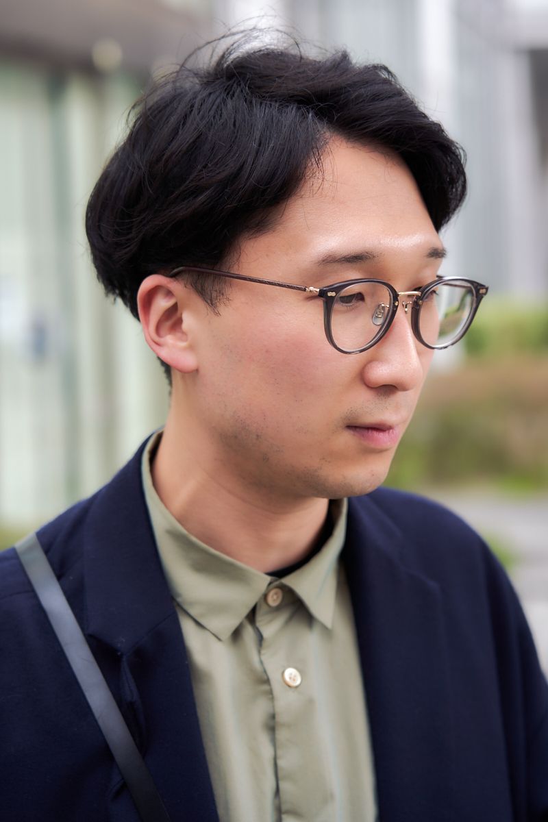 シャツと靴のアースカラーがお洒落にリンク 中原健太 3枚目の写真