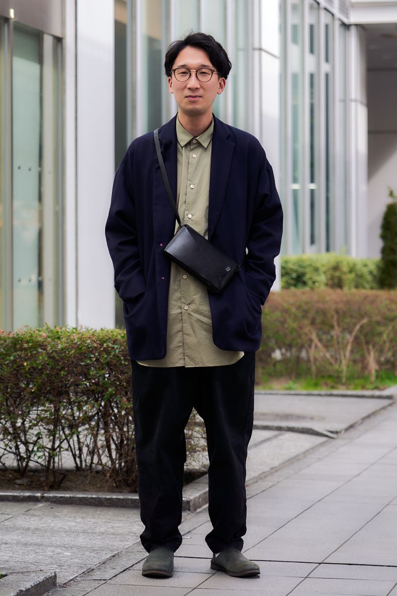 シャツと靴のアースカラーがお洒落にリンク 中原健太