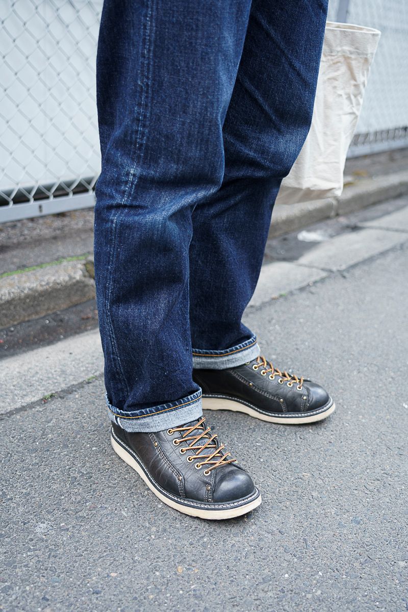 オレンジのシャツと靴紐がさりげなくリンク 久壁大樹 5枚目の写真