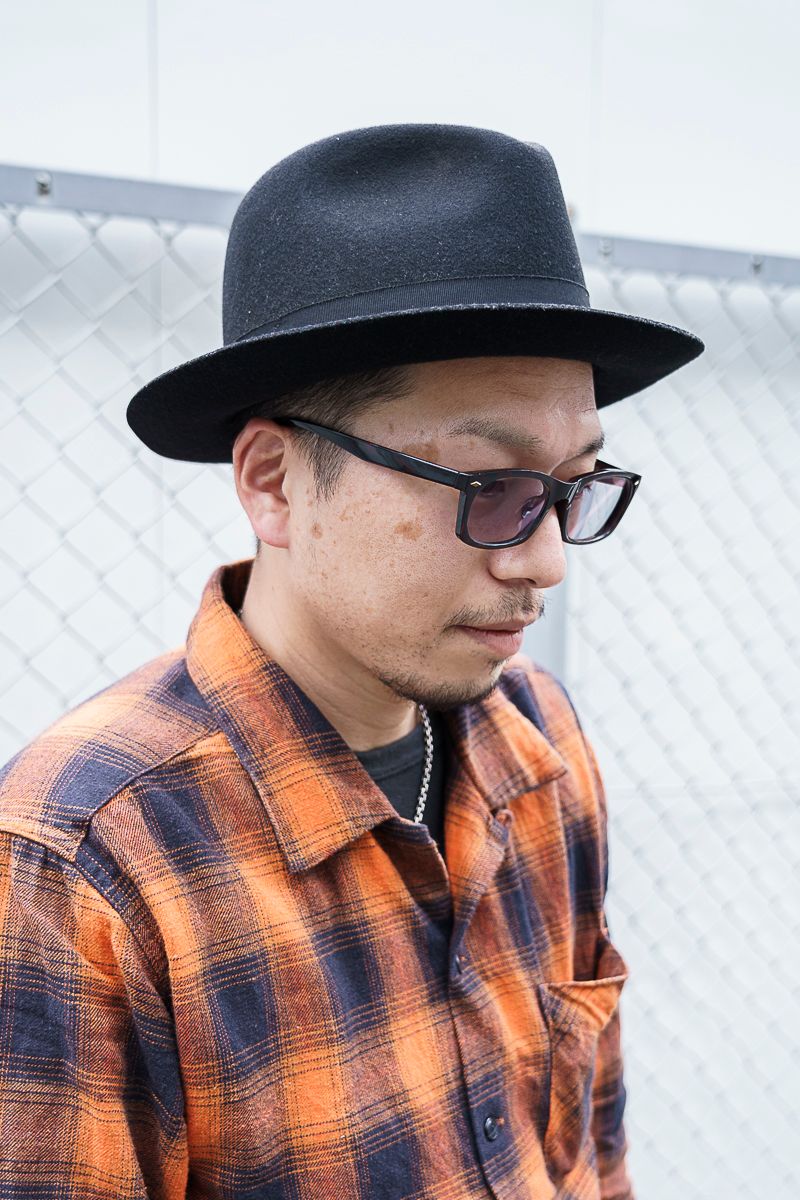 オレンジのシャツと靴紐がさりげなくリンク 久壁大樹 3枚目の写真