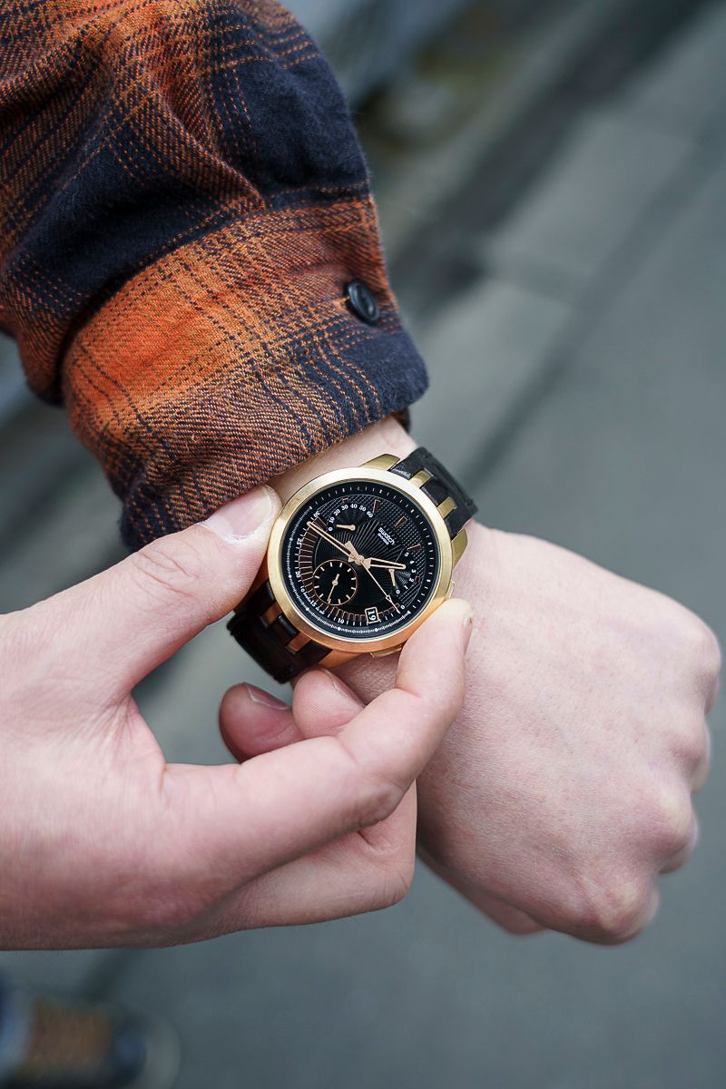 オレンジのシャツと靴紐がさりげなくリンク 久壁大樹 4枚目の写真