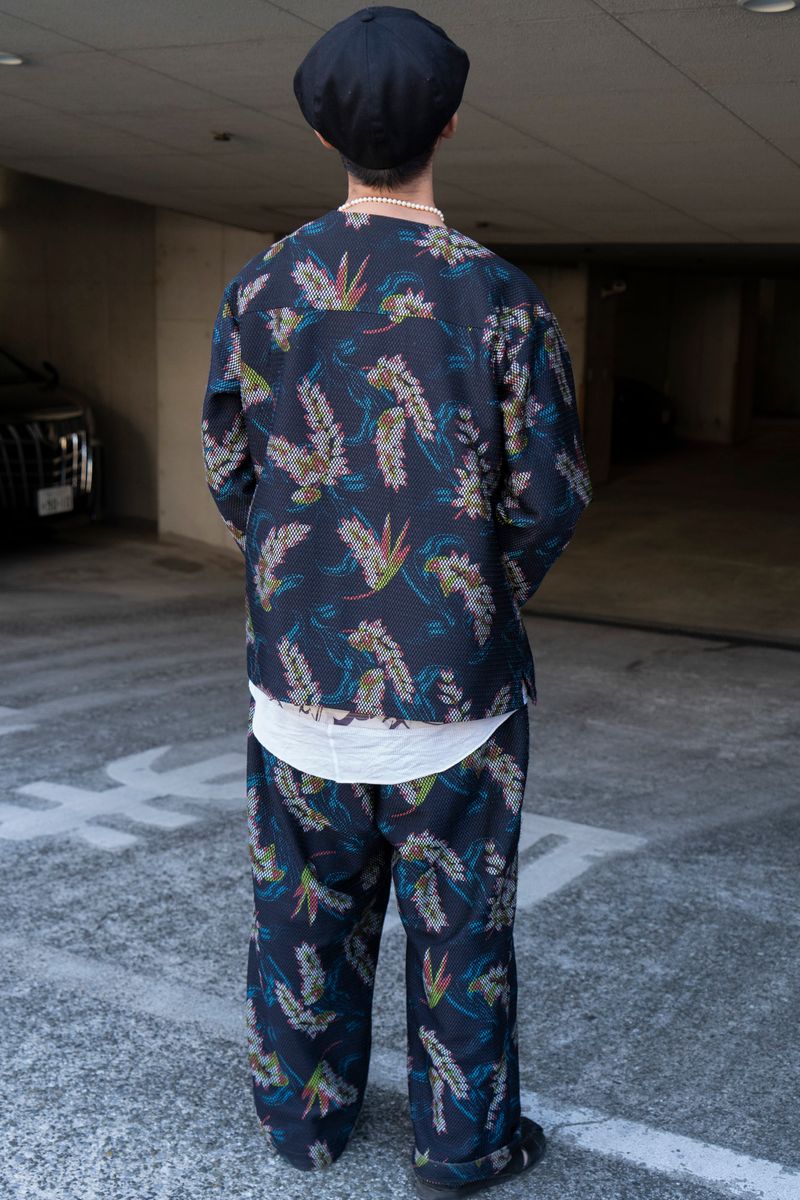 アロハシャツ感覚で色柄セットアップを着る 名城彰耶 2枚目の写真