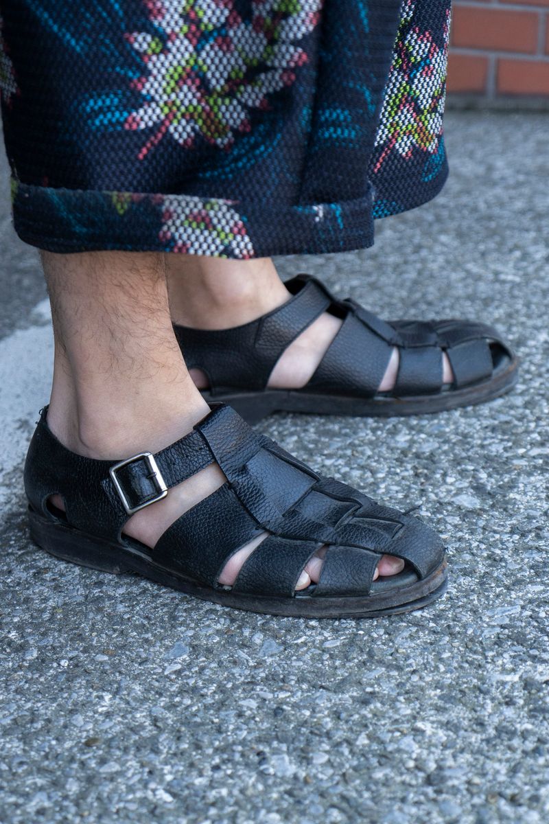 アロハシャツ感覚で色柄セットアップを着る 名城彰耶 6枚目の写真