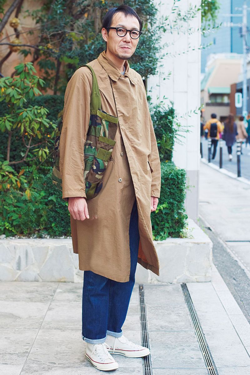 デニム×コンバースの定番には、トレンドのコートを合わせるのが◎ 宗像 勉