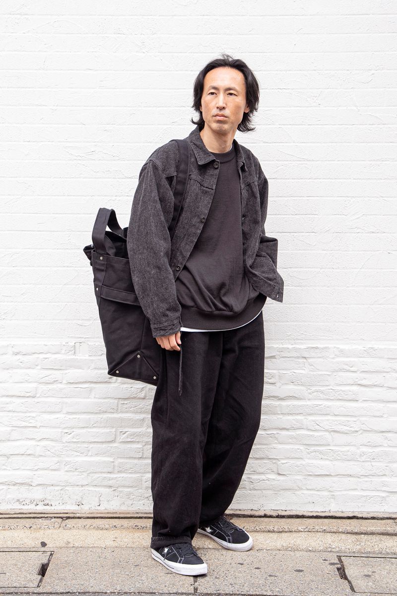 大きめトートで完成するブラックコーデ 多田真文