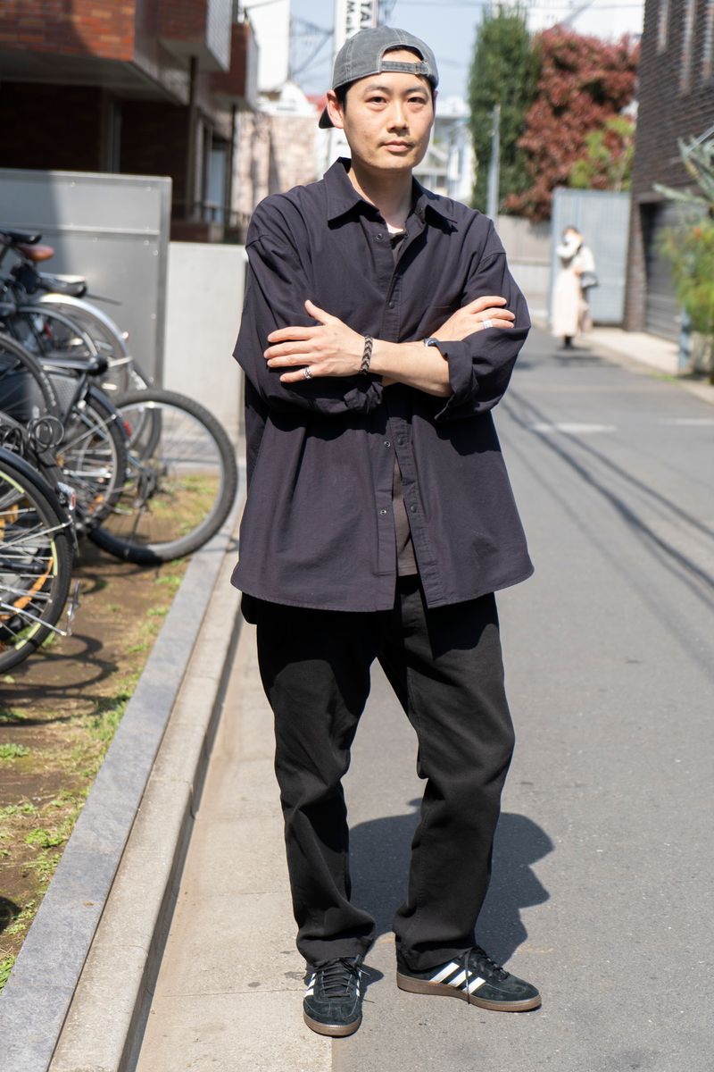 白黒好きが認めた。春はムジラボの黒シャツ 井上雄介