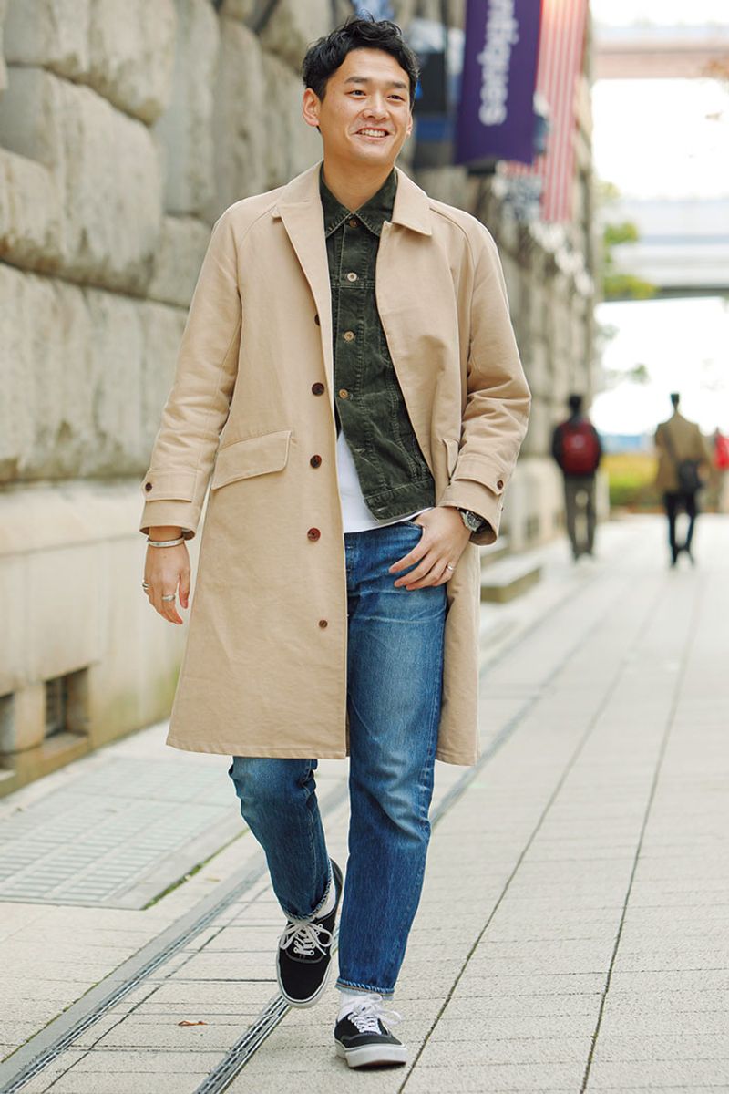 ベージュのコートとデニム。優しさを感じる冬の装い 久保田哲夫