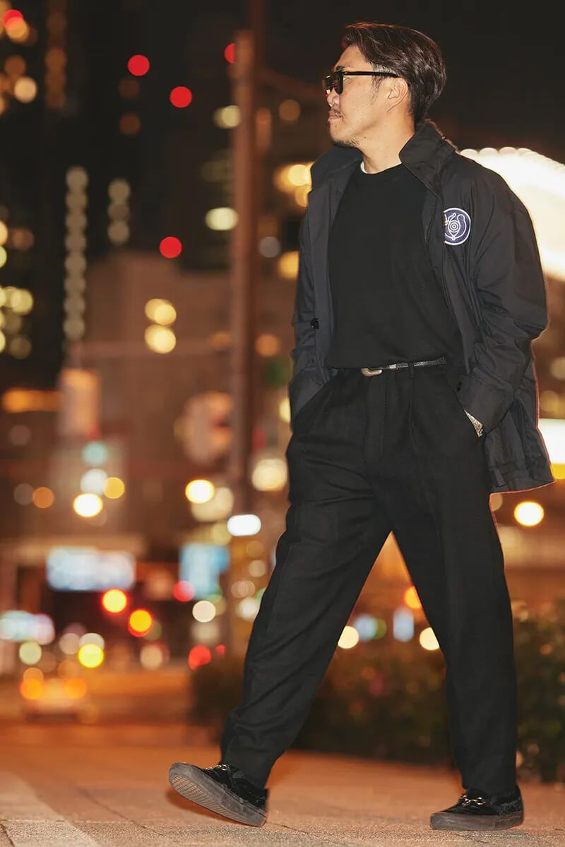 全身黒でも重たく見えないフシギ 菊池陽之介