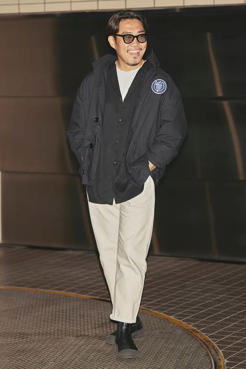 首元とホワイトデニムで解放感たっぷり 菊池陽之介