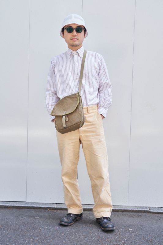 シャツ=ブルックスブラザーズ パンツ=古着 シューズ=レッドウィング 帽子=銀座トラヤ 眼鏡=白山眼鏡 バッグ=オーエー