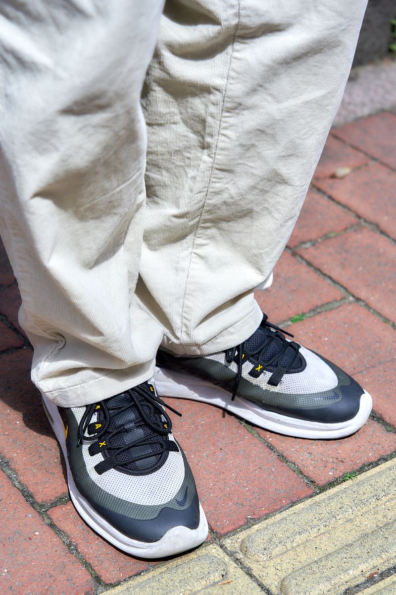 飾らないベージュコーデはコスパ良し 箭内宥亮 5枚目の写真