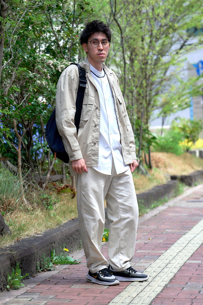 飾らないベージュコーデはコスパ良し 箭内宥亮