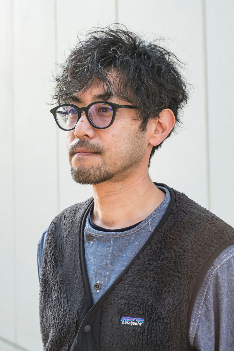 休日のゆったりコーデ。ベストで引き締め 深谷秀徳 3枚目の写真