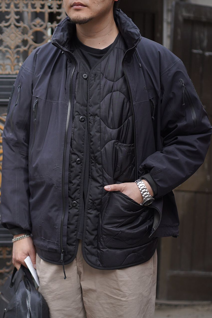 「アークテリクス」の“黒シェル”が街角で高支持率！重ね着もアウターもイケる汎用性を証明 - 8枚目の画像